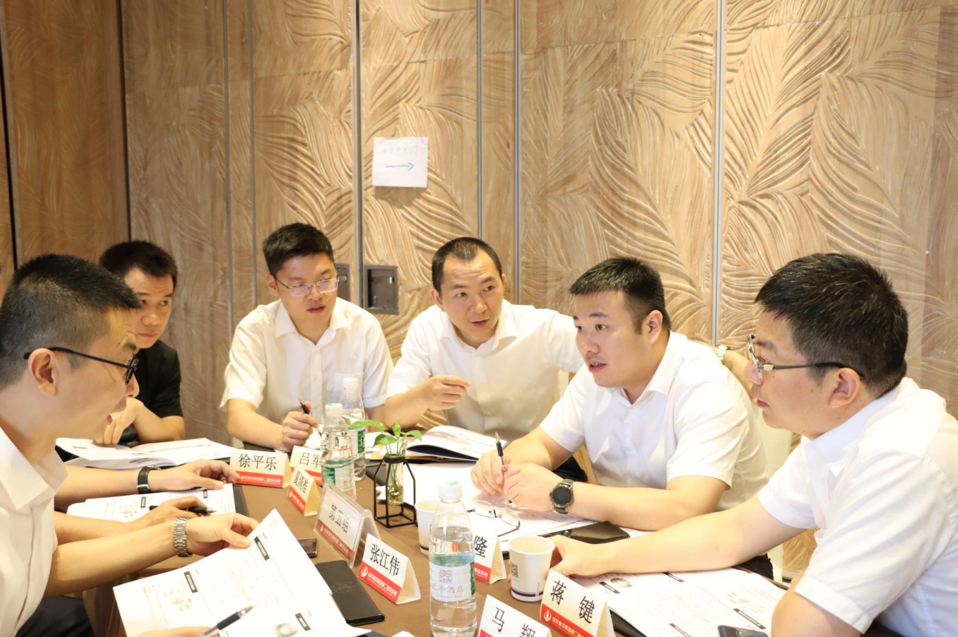 2021年6月25日-26日，六合联盟二建组织开展了2021年中高层主管执行力培训。本次培训特邀清华、北大、上海交大总裁班讲师，中国企业家协会特聘高级讲师许晋老师进行授课。