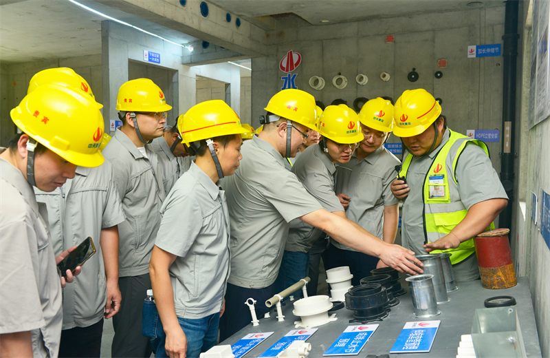 为进一步推进优质客户高效履约，提升交付品质、达成客户满意，2025年6月25日，六合联盟建设集团在上海组织召开2025年越秀地产、华润置业客户履约推进会。